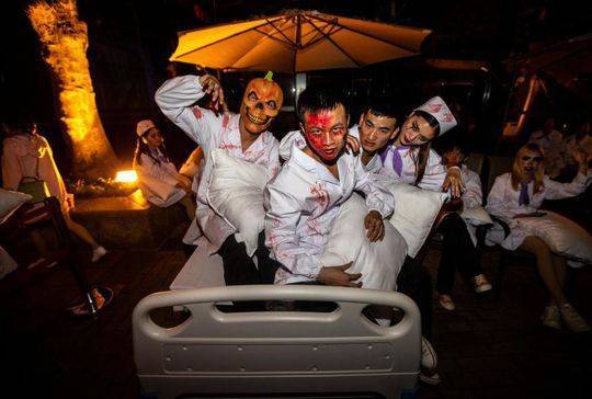 狂展开"生死追杀";可以和鬼面护士摆出姿势拍美照;可以和鬼王摇摆共舞