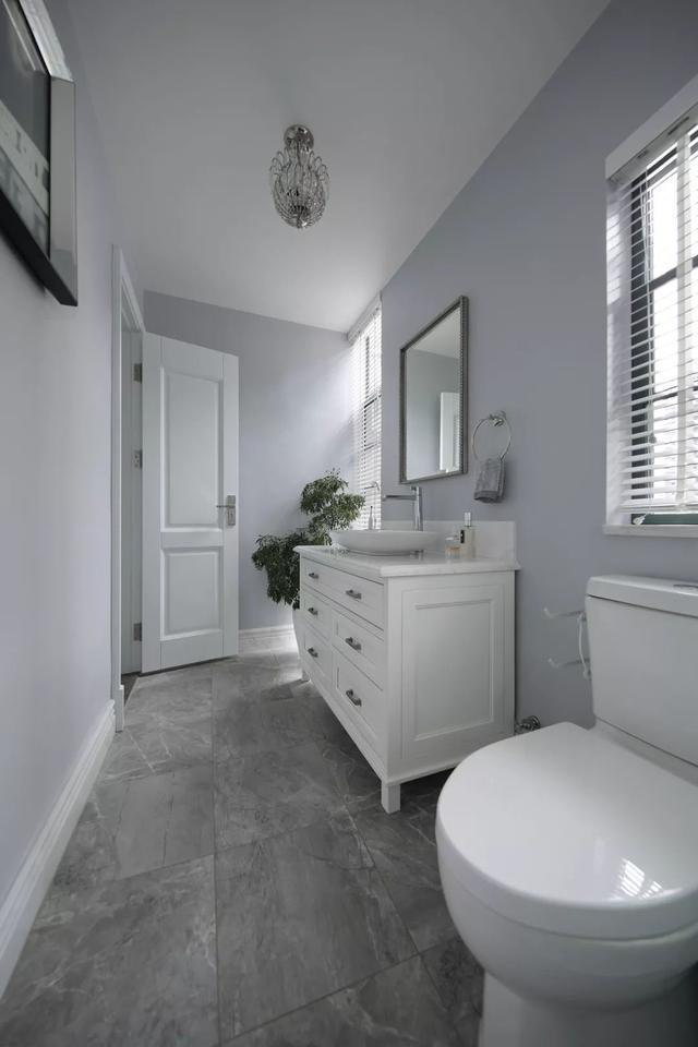 主人卫生间以灰色地砖 雅白墙砖,浴缸区域是水磨图案的墙砖布置,为