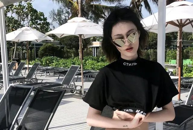 厂长女朋友ins大秀美照,网友:这厂长那还有心思打游戏和打比赛啊