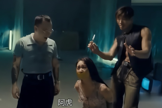 还记得《古惑仔》里的"小结巴"吗?如今48岁香槟游艇,皮肤嫩如少女!