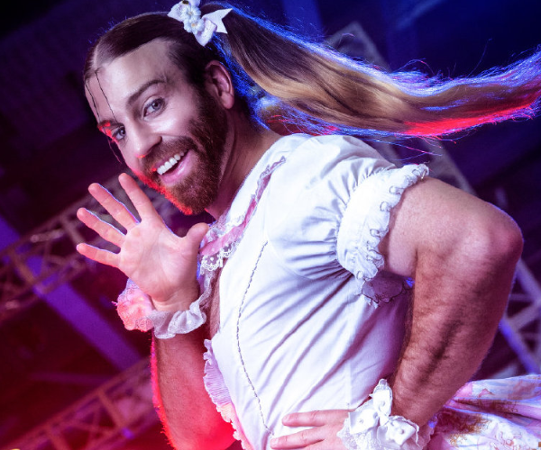 还记得当年的"金刚萝莉"吗?看到他的男装照,硬汉气质不输吴京