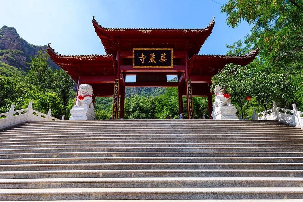 华北名刹华严寺,因传承华严宗佛教文化而得名,每年都会有大量来自各地