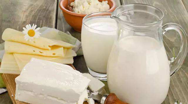 孕期每天喝牛奶为什么还会腿抽筋?到底怎样补钙才最好呢?