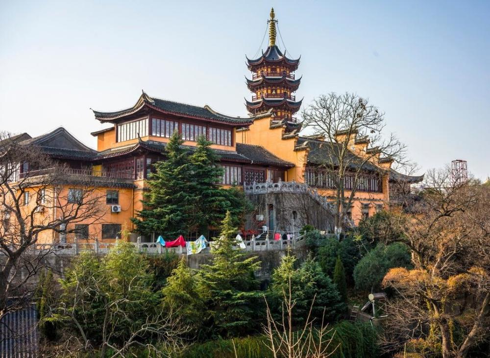 現雞鳴寺建成恢宏壯麗,氣象莊嚴的大雄寶殿,殿內奉祀三寶佛.