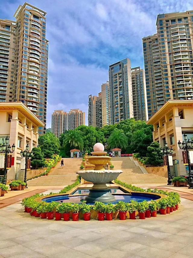 位于深圳罗湖绝无仅有的东湖生态半山住区,在区位上紧临水库水源保护