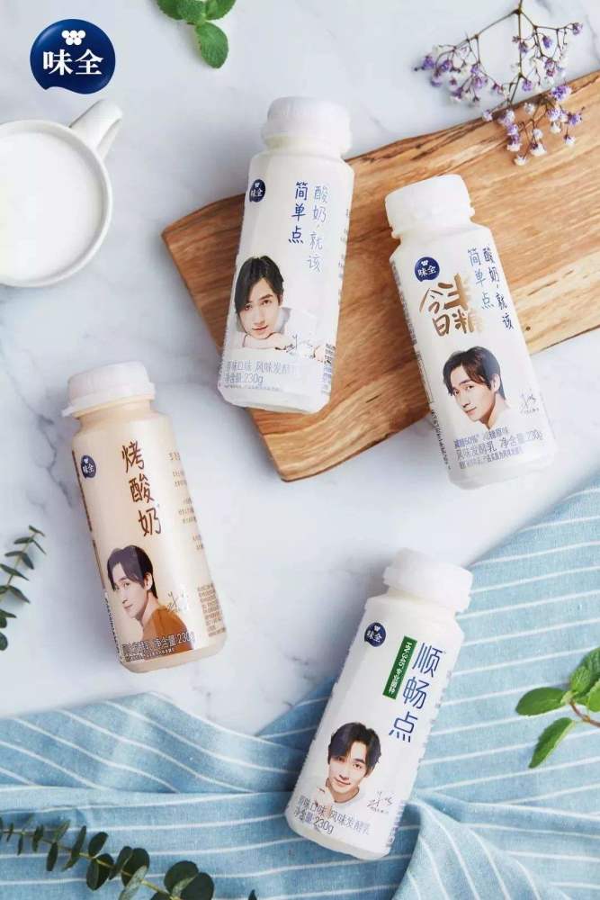 畅轻酸奶也是很多人的选择,口味丰富,有大小瓶之分,满足你的所有需求.