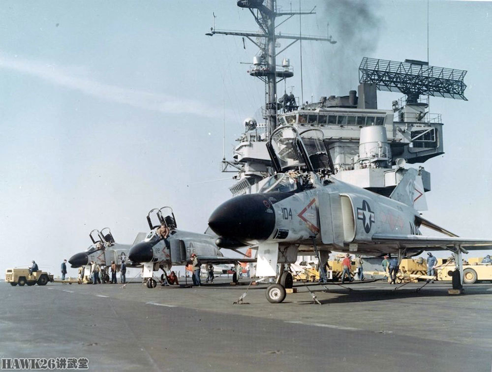 飞行甲板上的"鬼怪"1962年美国航母日常训练 f-4排队弹射升空