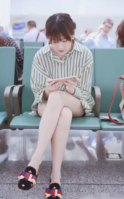 鞠婧祎:我95斤,李艺彤:我100斤,两人同框后画面亮了!