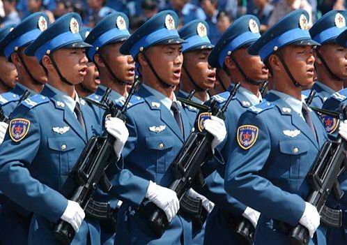 1997年驻港部队装备97式军服,图为驻港空军部队着97式军服接受检阅.