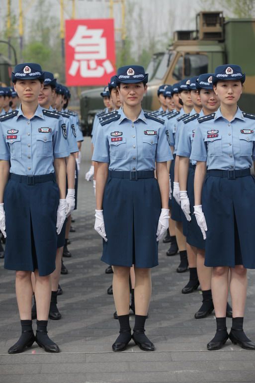 空军预备役女军官着07式夏常服