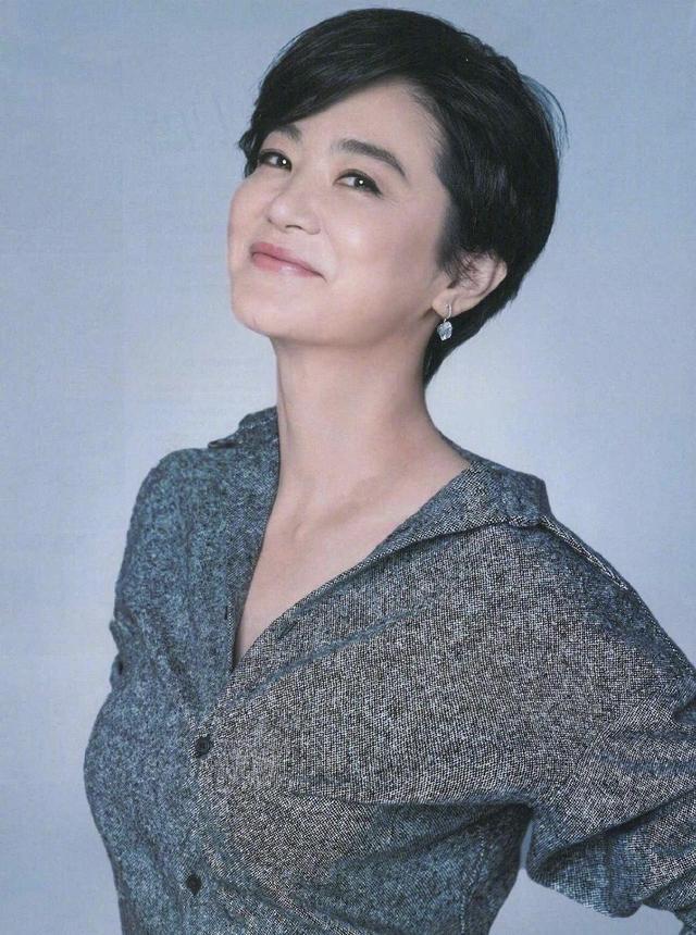 短发的造型也是十分适合这个年纪的女性,林青霞在长相上带着一股十分