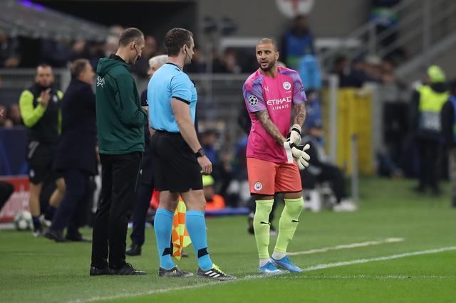 扬科勒抢镜卡恩,沃克搞笑足球,盘点曾经客串门将的球星