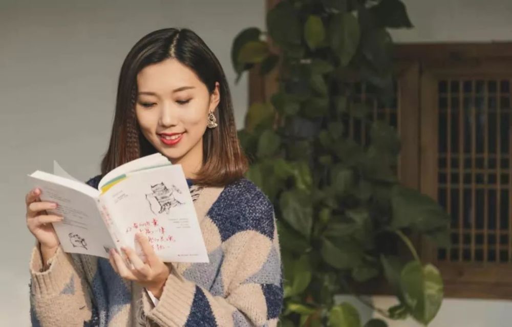 而月涵也被国学迷们捧为 "90后国学领路人".