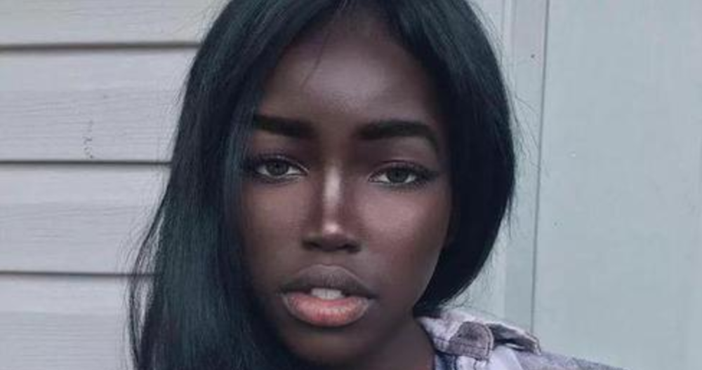 五官精致小巧和肤色独特就是lola chuil的优势,现在的lola chuil仅仅