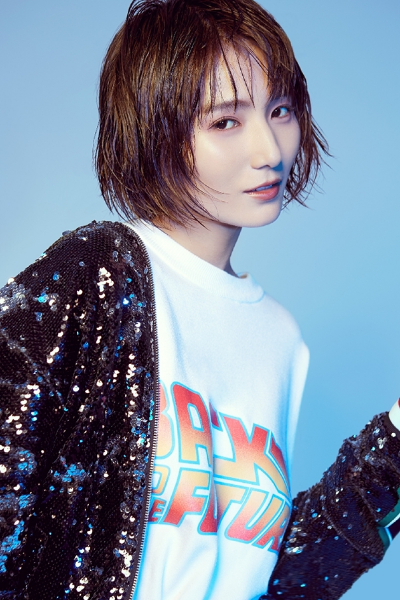 张嘉欣元气写真个性时髦表现力max