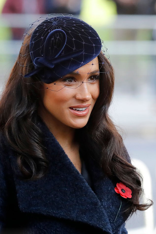 梅根低调穿衣也时髦军绿色大衣配衬衫和长裙高级又显气质