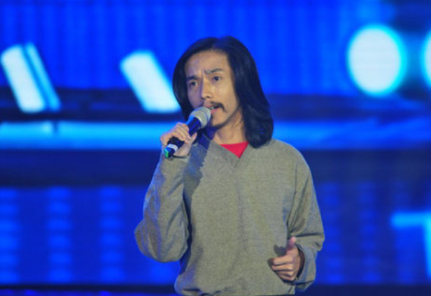 凭借一曲朋友别哭而走红拾荒者符凡迪回忆往事没有她就没有今天