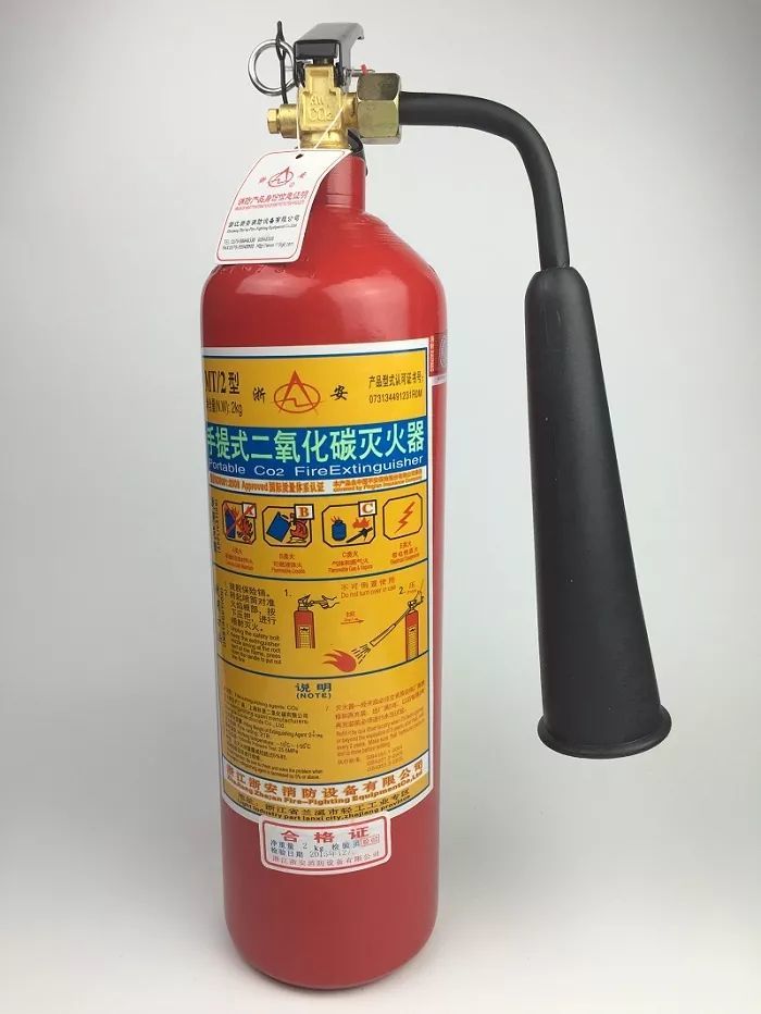 干粉灭火器:适宜于扑救石油产品,油漆,有机溶剂火灾.