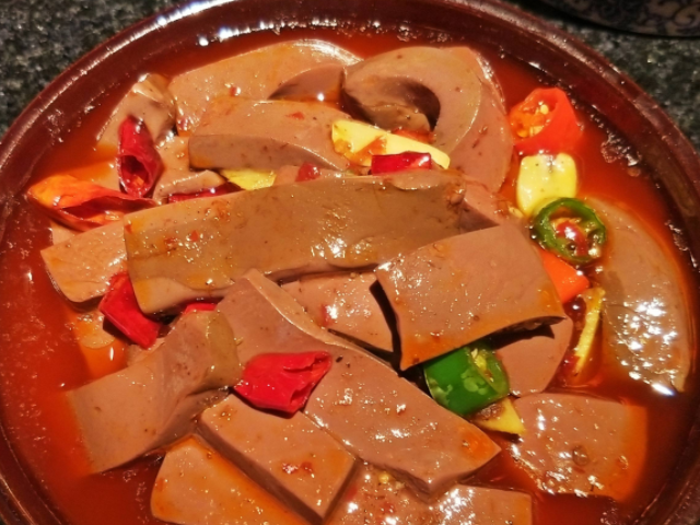鸭血鸭血和火锅简直是绝配,独特的口感真是让人回味无穷.
