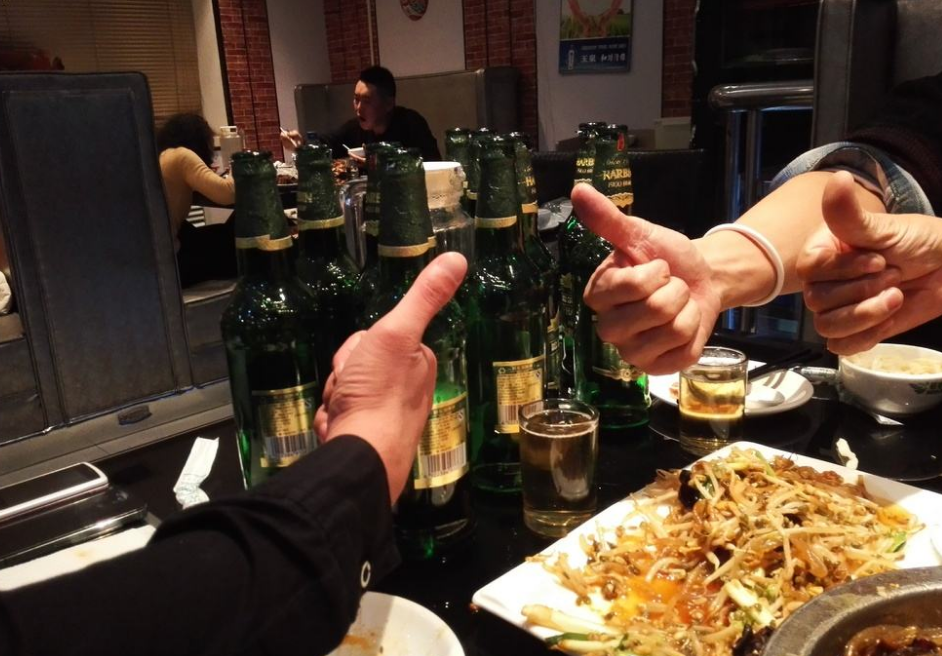 看了俄罗斯人的"下酒菜",东北爷们默默放下酒杯:太硬核,你们赢了!