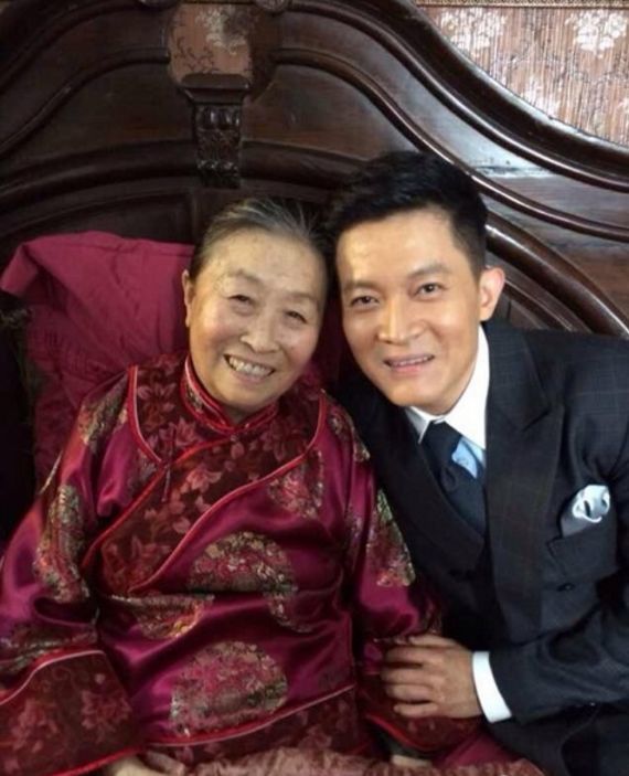 张少华出院了干儿子杨志刚搀扶送她上车引众人围观拍照
