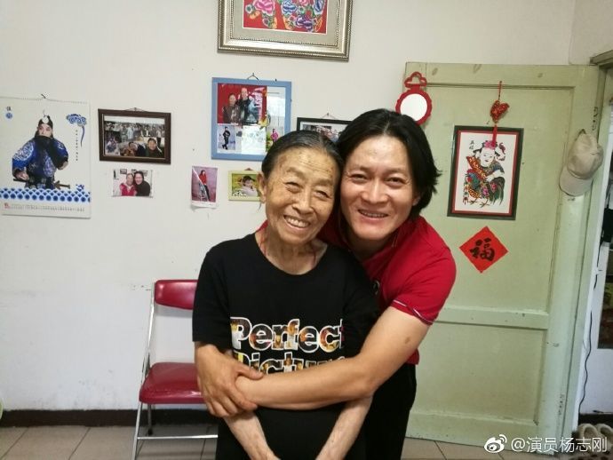 张少华出院了干儿子杨志刚搀扶送她上车引众人围观拍照