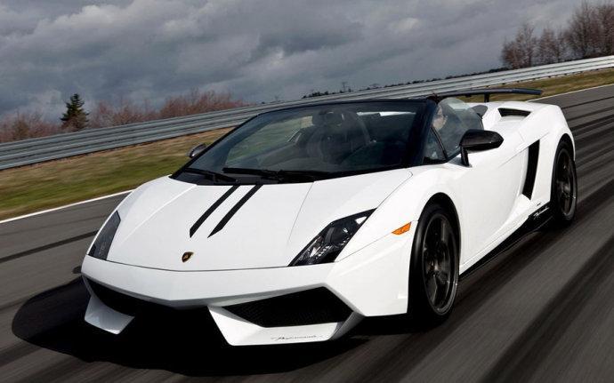 800万豪车现身日本街头,女方主下车后,网友:老熟人啊!