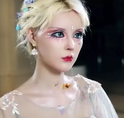 "中国芭比"迪丽拉,曾被富豪投400万只为看卸妆,卸妆后看呆了