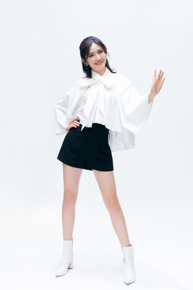 谢娜美照曝光穿蝴蝶结上衣配短裤秀漫画腿一点不像孩子妈