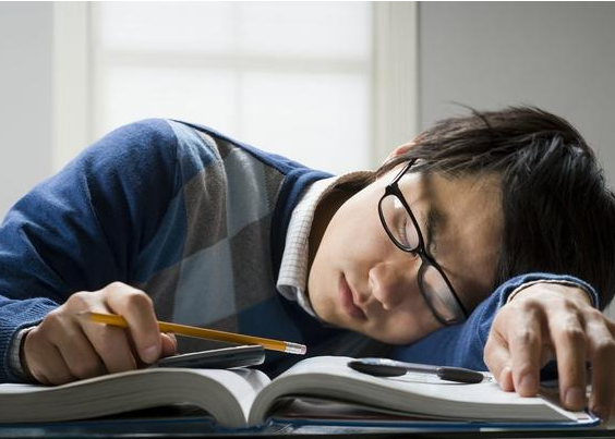 美术生为了上课睡觉,在眼镜片上画一双"眼睛",差点把老师给骗了