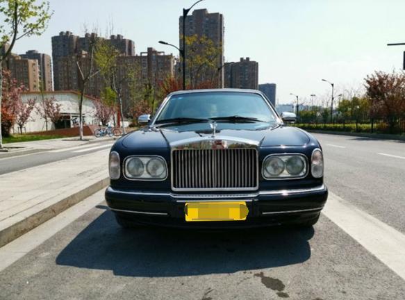 深圳一商人花300万买辆二手劳斯莱斯728,1998款的车,全球仅三辆