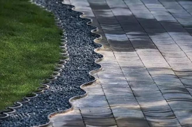 小编今天在这里为大家整理了一些庭院中一些最为常见收边处理相关