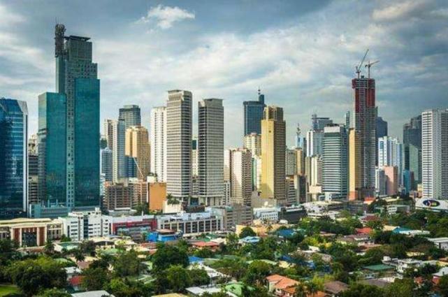 菲律宾马卡蒂市,高楼耸入云霄,在这里能看到发达城市的样子