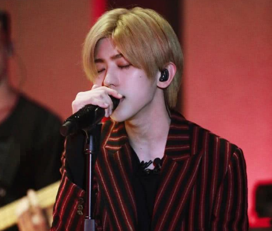 蔡徐坤素颜彩排新歌当他拿起话筒那一刻神似当年的黄家驹