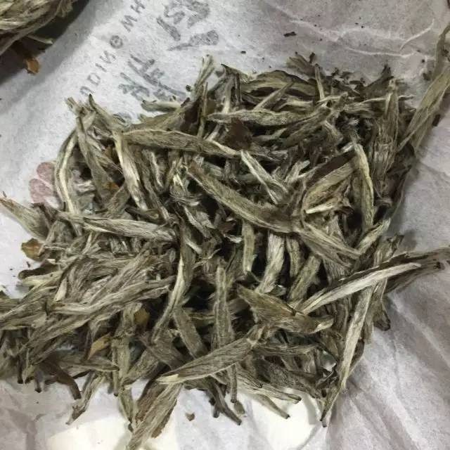 新手入门白茶选择寿眉 白牡丹还是白毫银针 沐姵 白毫银针 白茶 寿眉