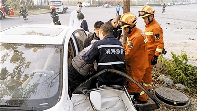 在滨海新区新兴路与新业九街交口附近发生一起两车相撞的交通事故