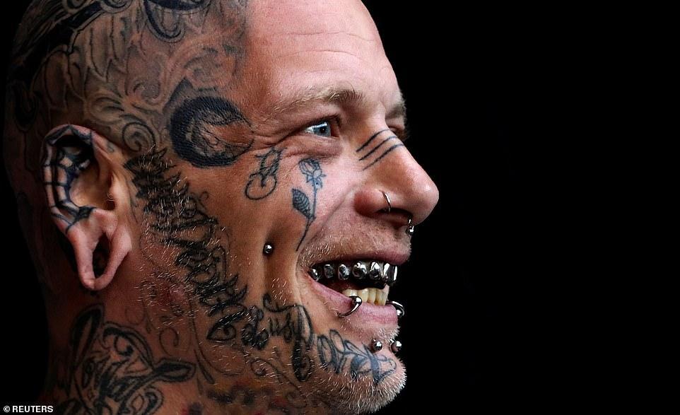 比利时人体艺术大会,齐聚纹身钢钉钢牙,魔幻版"小龙人"夺目