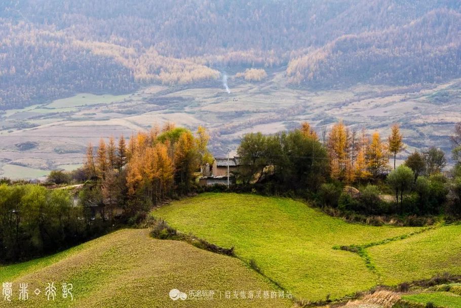 深秋陇上仙境云端之上的村落横跨两峰的仙桥