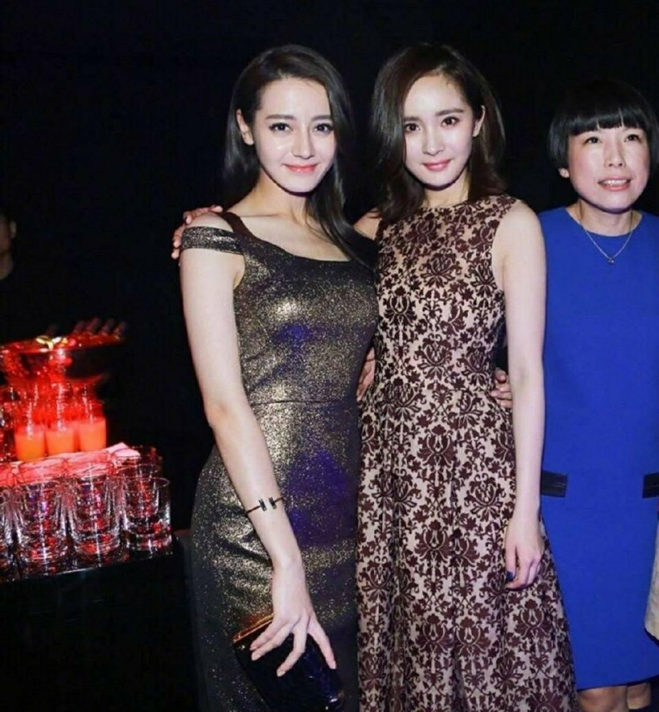 杨幂和迪丽热巴身高只差2厘米,网友却发现了一件事情:胳膊差了这么多?