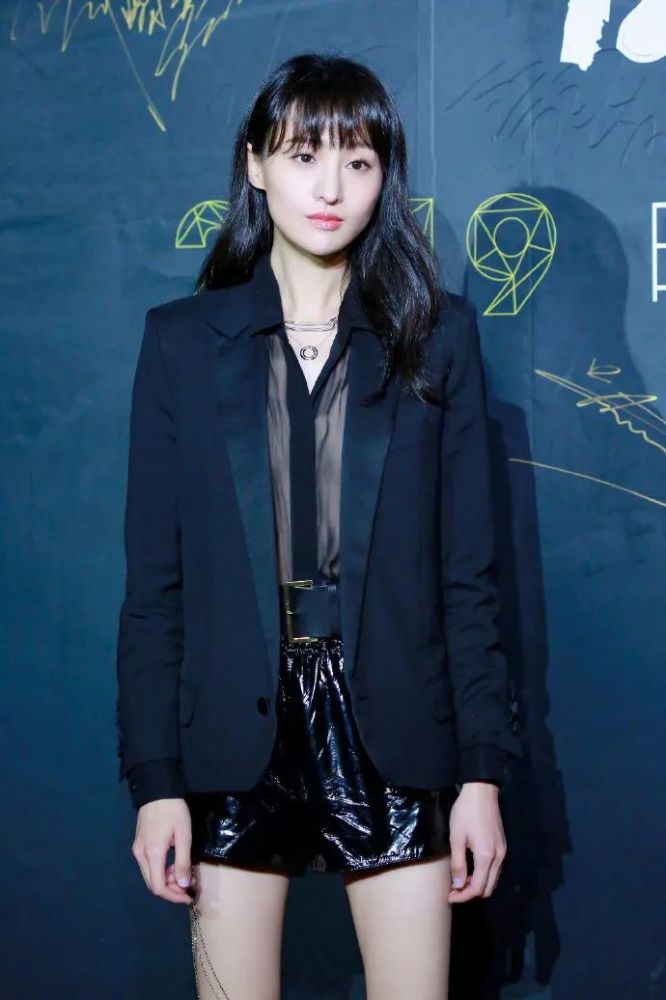 郑爽最近变化是越来越大了,穿黑色西装扮成熟