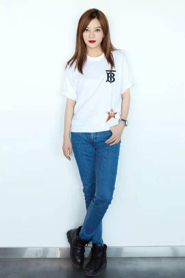 赵薇现身机场,穿印花卫衣搭牛仔裤超减龄,43岁依旧有少女感