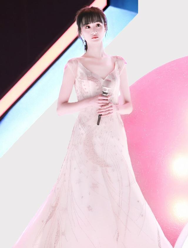 郑爽双十一嗨爆生图曝光!一袭拖地大纱裙秀事业线,重回颜值巅峰