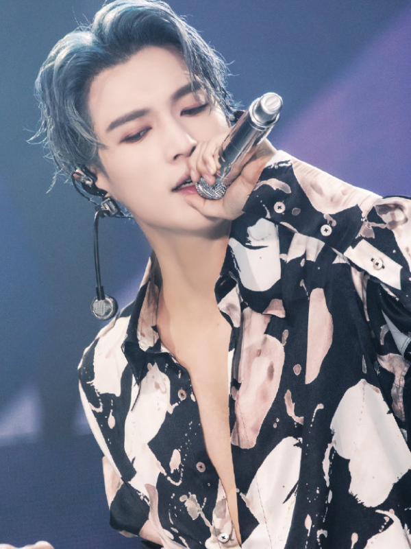 论"眼妆"只服张艺兴,当汗水从他脖子滑落那一刻,众人不敢呼吸!