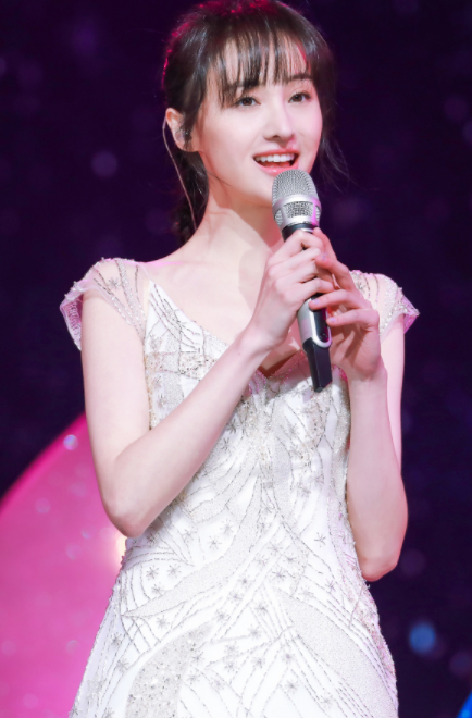 郑爽唱歌一直用话筒遮住胸口,唯独提裙子时拿开了,结果美到窒息