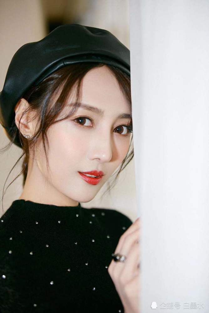 闫露娢出席电视剧《战警》发布会 一展热血中国女特警风采