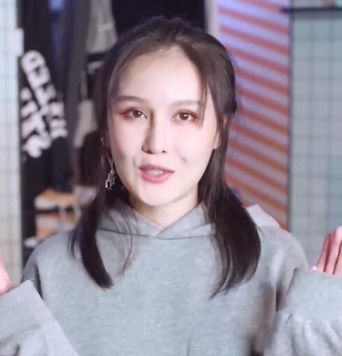 赵本山的女儿球球模样又变了,网友称20岁的人看起来像40岁