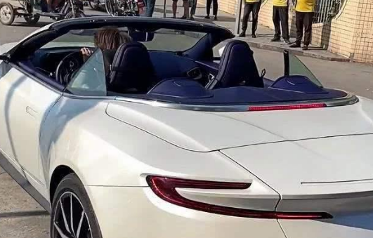 偶遇广西网红许华升开一辆280万马丁很是抢眼车内乘客更是亮点