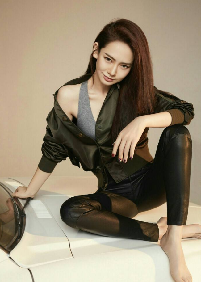 戚薇彻底放飞自我:浴巾当睡衣秀身材,表情是亮点,不仅成了表情包还太