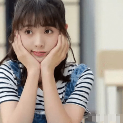 邢菲从小美到大?看到她上学时期的旧照,网友:胖到不敢认