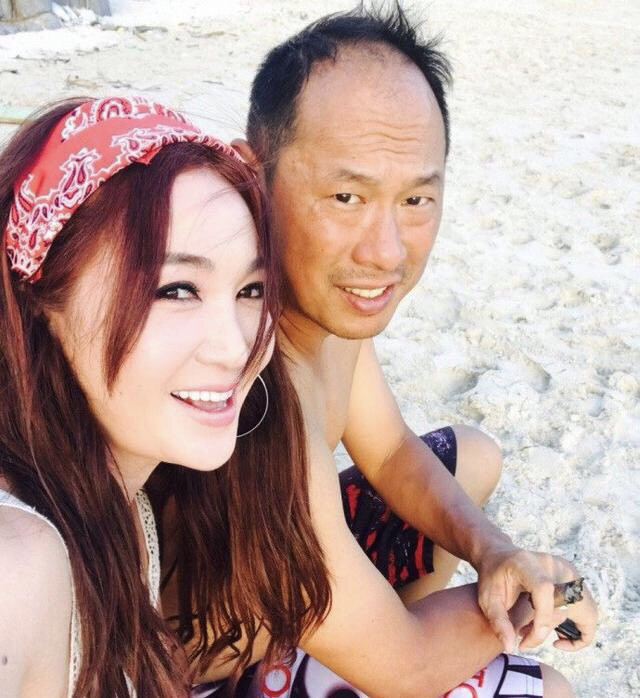 她17岁就把第一次初吻给了刘德华,后又嫁入豪门,如今美艳依旧